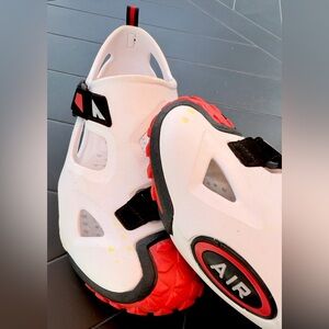 White and Red Sandals with Ventilation and Robust Sole/USE